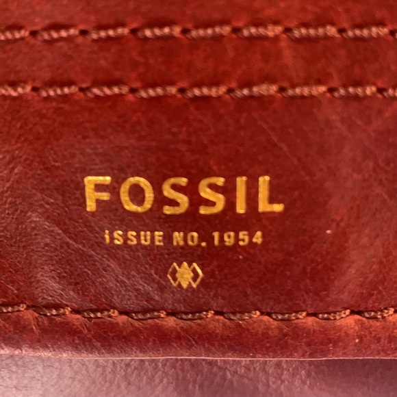 Fossil burgundy genuine leather mail carrier crossbody bag - Picture 2 of 8